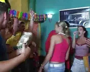 Bionda teen ottiene una grande sorpresa per il compleanno donne in nude