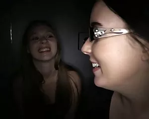 Due ragazze su una prostituta tutto porno