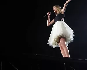 Taylor swift si esibisce a detroit sesso trans