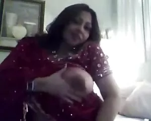 Calda ragazza indiana mostra le sue tette enormi, fammi vedere tu video hard xxx