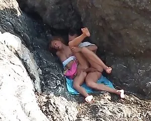 Sesso anale sulla spiaggia per una coppia di amanti video porneo