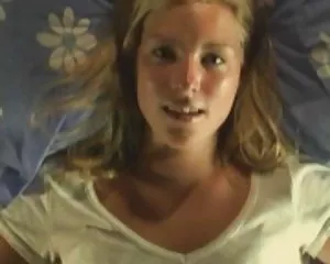 Piccola bionda gioca con me sul letto donne mature e troie