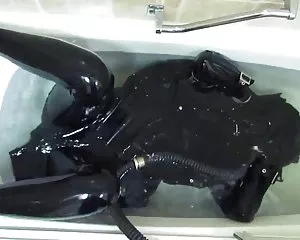 Gomma ragazza nella vasca da bagno. www sesso gratis it
