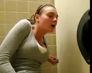 Si masturba in bagno pubblico video e film porno