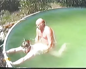 Vecchia coppia fare sesso in piscina parte 1 di indossare tweed donne foto porno