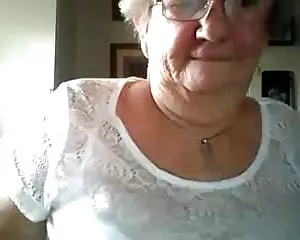 La nonna mostra grandi tette in webcam video di sesso porno