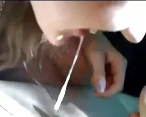 Bionda adolescente si masturba amico in macchina. sborrata in bocca porno video film gratis