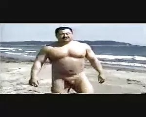 Giapponese orso nudo sulla spiaggia video casalinghi