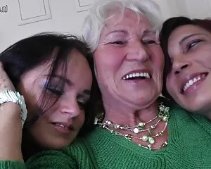 Nonna norma si scopa due giovani ragazze sesso e troie