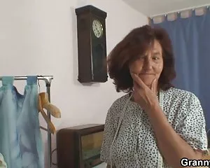 Solitaria granny prende il suo membro eccitato bellissime donne nude
