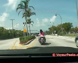 Ragazza in bicicletta - gonna corta senza mutande? foto porno