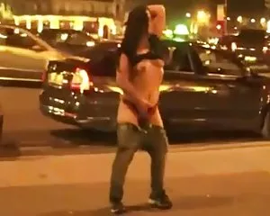 Cornea ragazza stripping in pubblico davanti a una folla di porno film completi in italiano