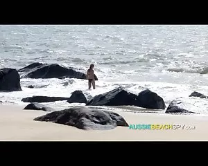 Spiaggia masturbazione donne culone nude