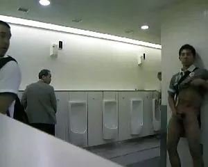 Cmnm - il ragazzo si masturba nei bagni pubblici ! video film porno italiani gratis