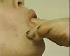 Lesbiche leccano i piedi (senza audio) film erotici italiani completi