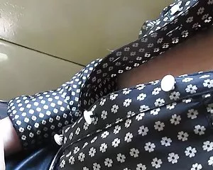 Tocca le tette in treno belle nude