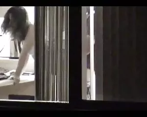 Finestra a guardare la ragazza ottiene inchiodato davanti alla finestra mature hot foto