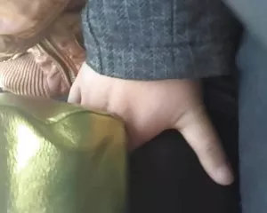 Brancolare donna gamba in autobus(parte2) grandi troie