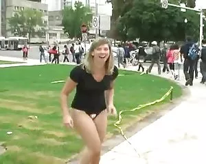 Calda ragazza del college con la mostra su strada foto tardone nude