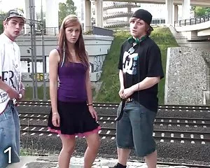 Giovane bella ragazza per strada gangbang parte 1 i video porno