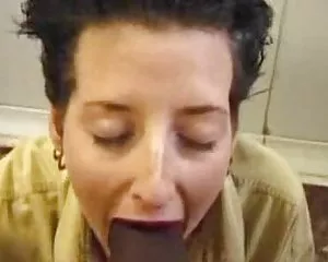 Ragazza dai capelli corti scopata alla grande gallo porno grosso culo