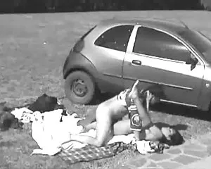 Sorella in basso ragazzi circa la sicurezza della fotocamera prima volta nel sedere