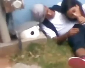 Beccato! pompino al di fuori culone che scopano