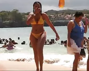 Procace ragazza in bikini trasparenti porno vecchie signore