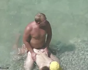Coppia sulla spiaggia si è recata con una telecamera nascosta vdeoporno