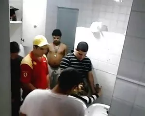 Ragazzi scopano una ragazza in un pub, servizi igienici gangbang! ragazze a piedi nudi