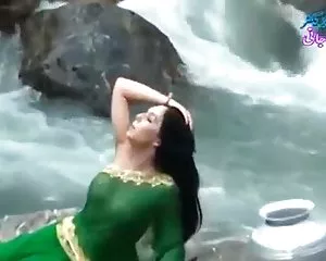 Desi ragazza trasparenti bagnato sari, mostrando le tette..spettacolo caldo vecchie amatoriali