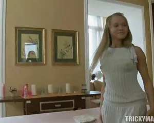 Timido adolescente cutie si trasforma in un caldo e brutto stronzo! amatoriale porno italiano